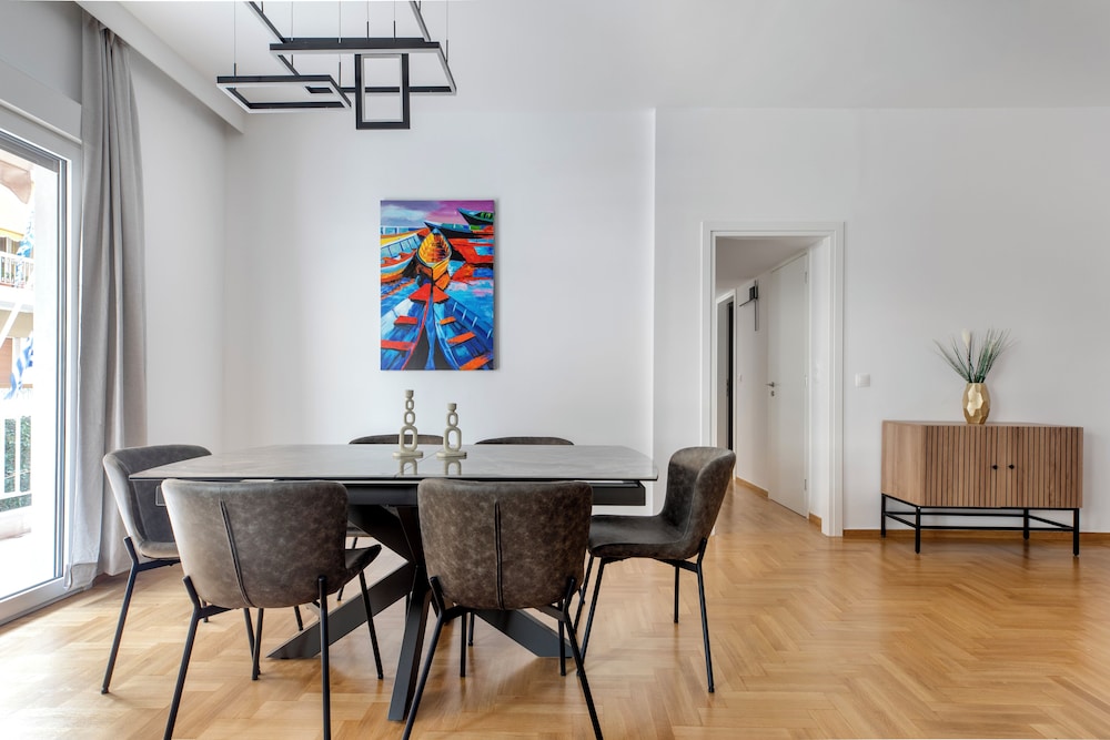 Cozyopolis - Timeless 3-BR in Athens