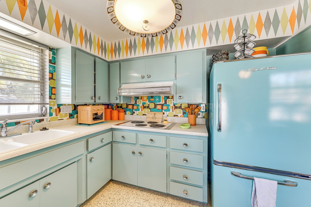 Lanai & Pet Friendly! Retro-chic Sarasota Home!
