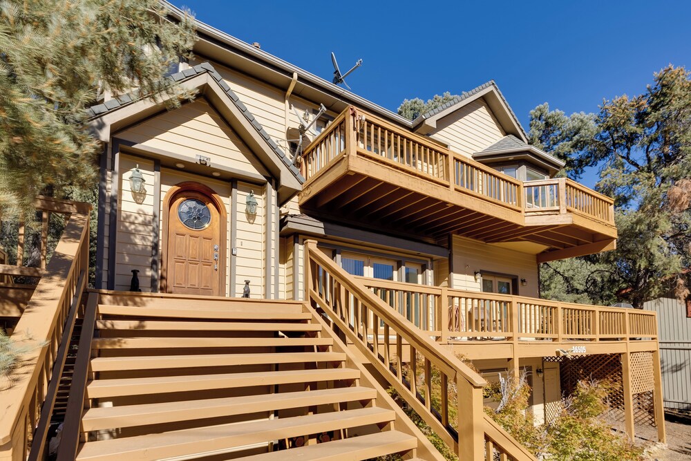 Game Room & Deck: Modern Frazier Park Home!