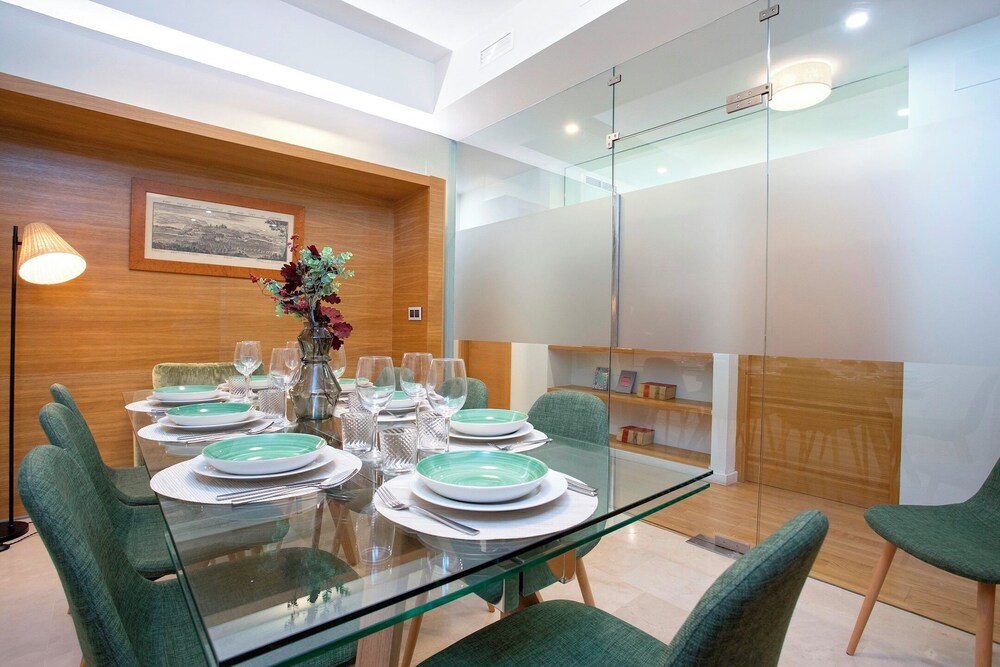 Exclusive Apartment 5BD in Seville. Carlos V