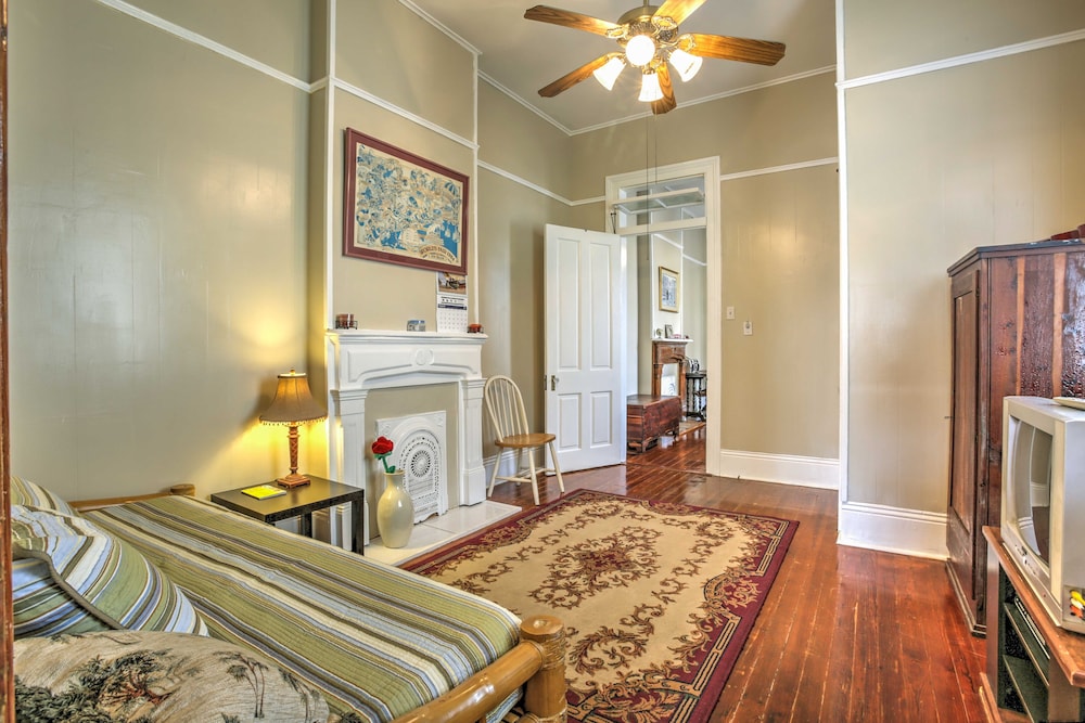 Walk to River, Tram & Zoo: Classic Nola Home! view 3