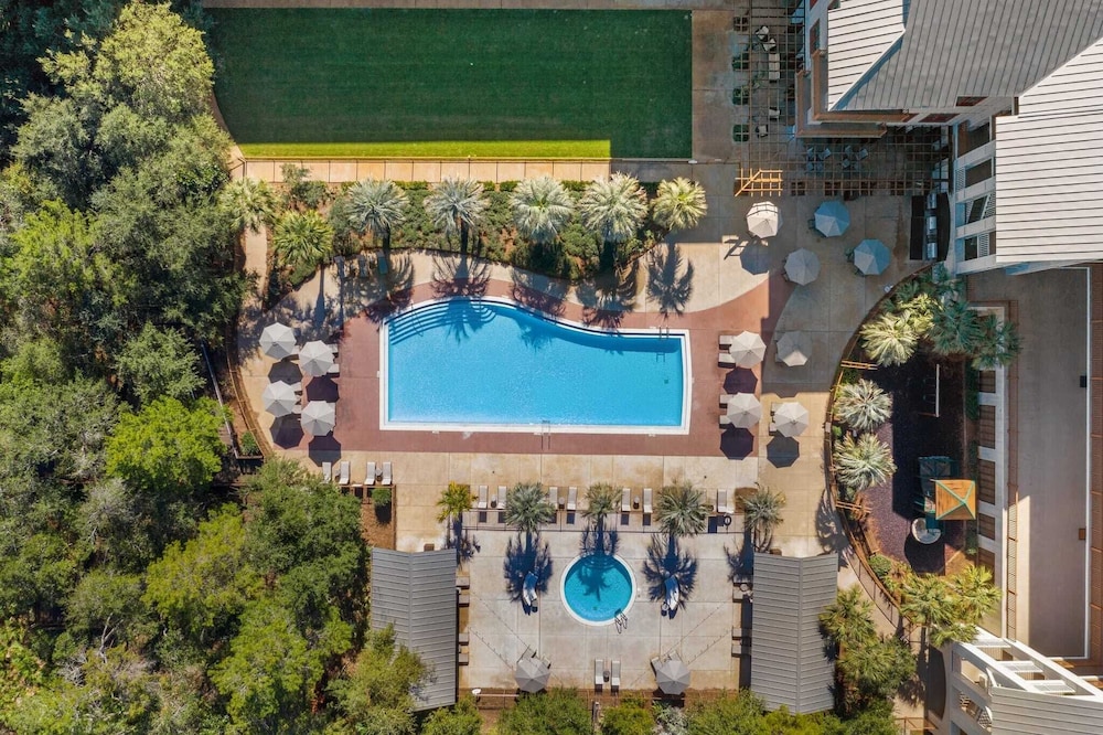 Salty Air & Blue Mountain Flair 3BR Condo w/ Pool, Balcony & Beach Access!