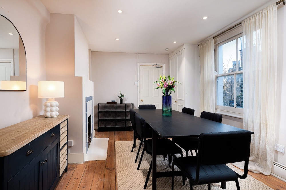 VESTO Three Bedroom Apartment in Clapham