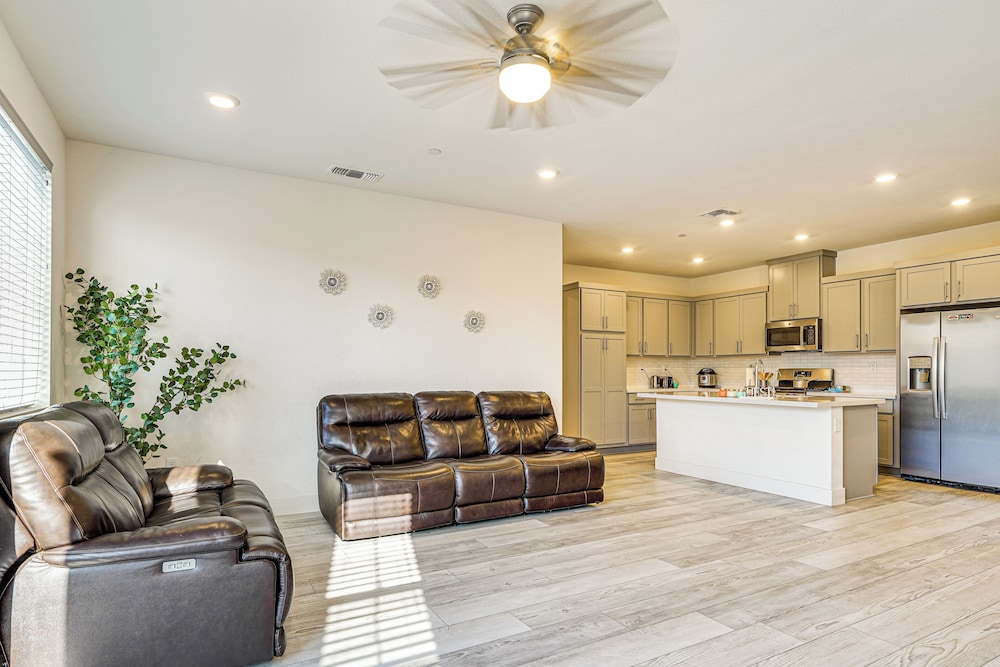 8 Mi to Lincoln Park: Family-friendly Tracy Home