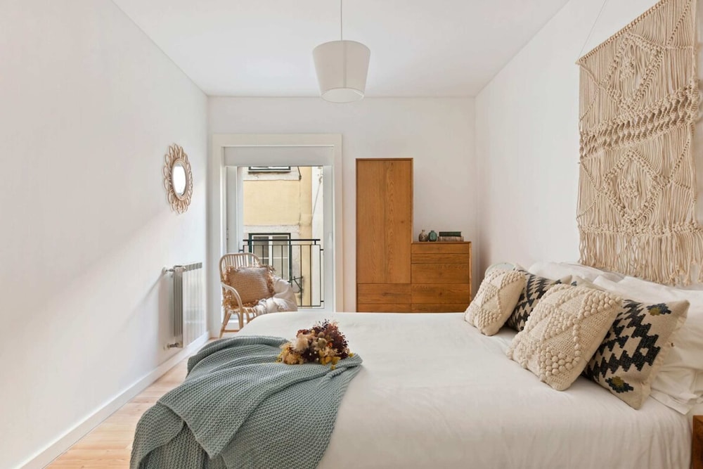 Beautiful 2 Bedroom Apartment in Bairro Alto view 3