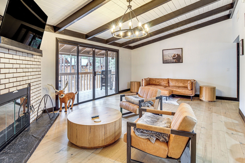 Sledding Thrills & Fireside Warmth: Pinetop Home