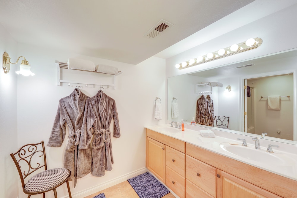 Walk to Happy's Inn & Lake Access: Libby Apartment