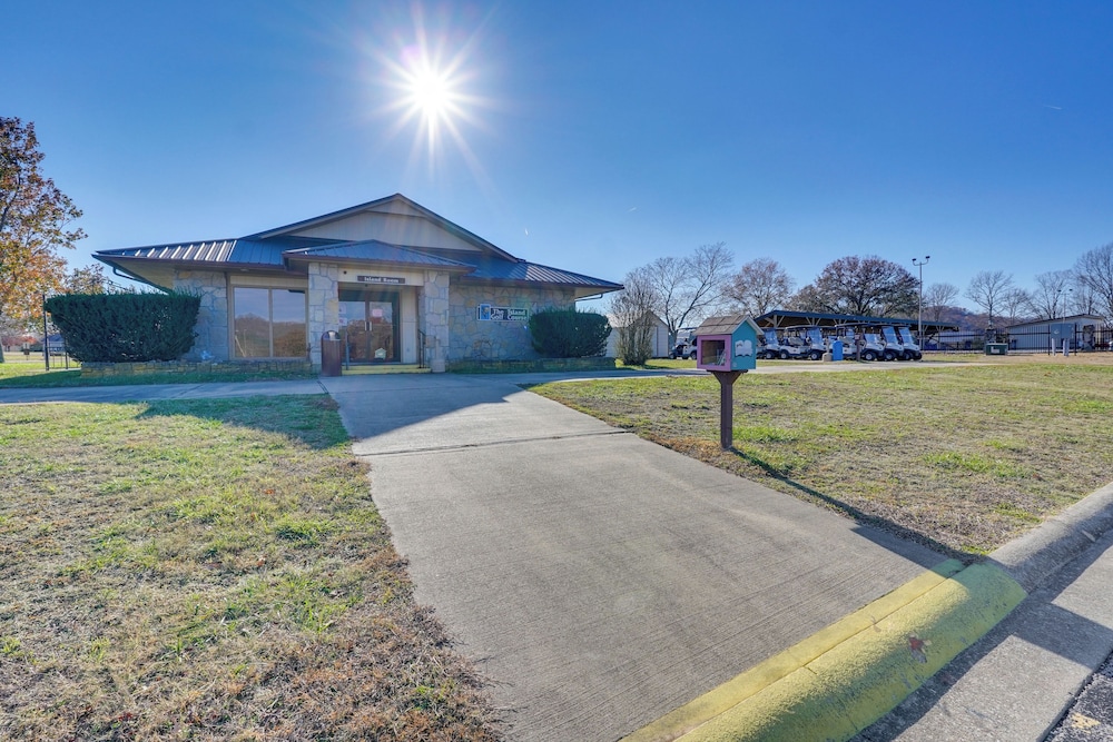 Chic Farmhouse, 3Mi to Lake-pet Friendly & Golfing
