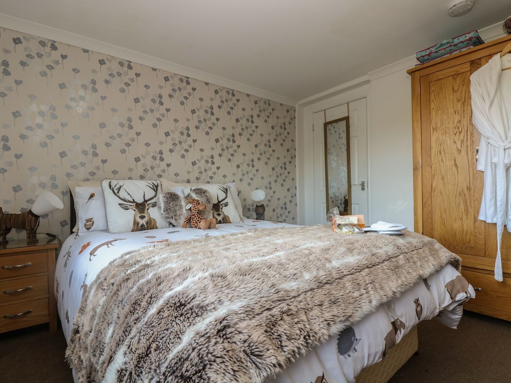 Phoenix Cottage view 4