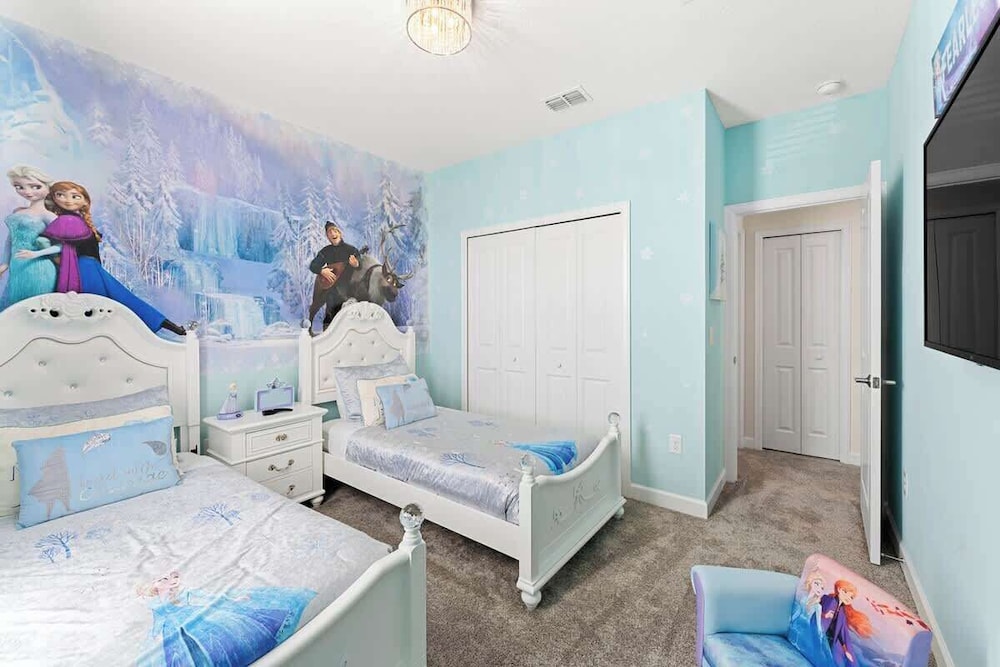Sophisticated 6BR at Storey Lake