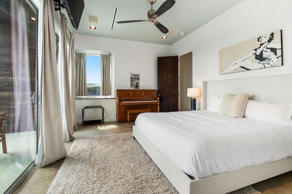 Luxury 4BR Hilltop Retreat With Scenic Views