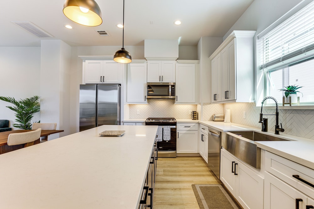 Your Houston HQ! Modern Unit w/ Yard & Workspace