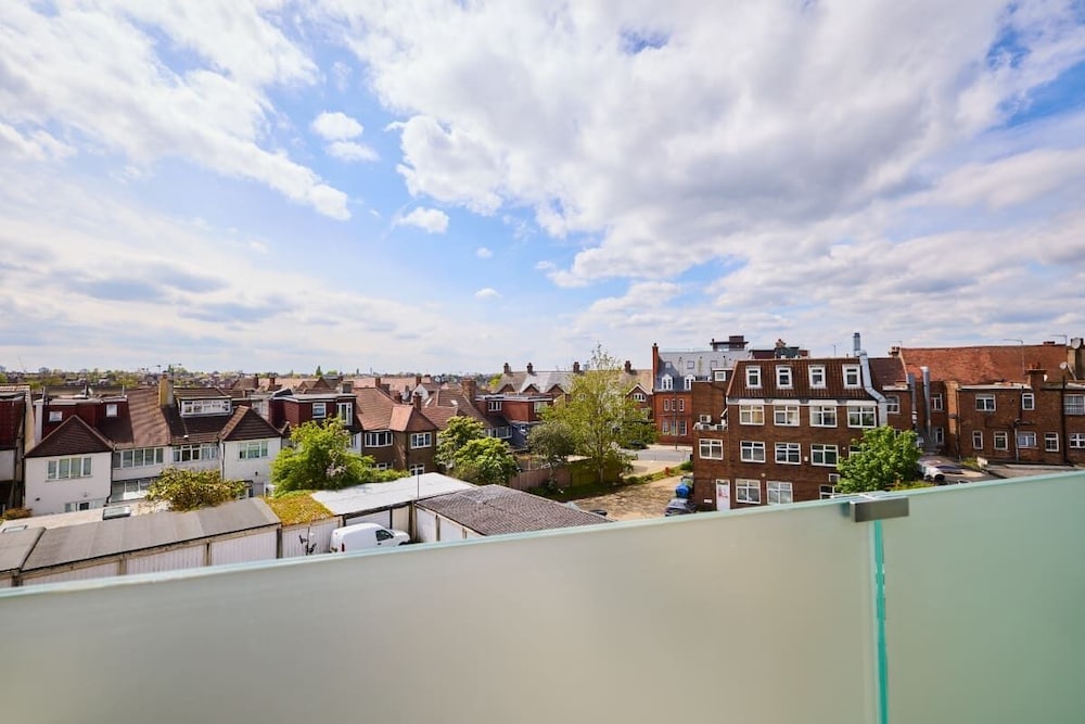 The Temple Fortune Crib - Lovely 3BDR House with Balcony