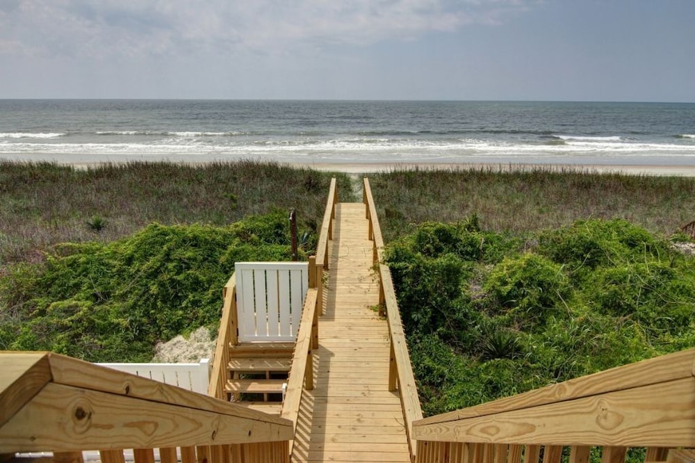 Clamelot 4 Bedroom Home by RedAwning