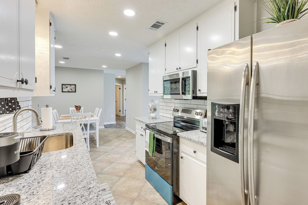Centrally Located Prattville Home: 2 Mi to Dwtn