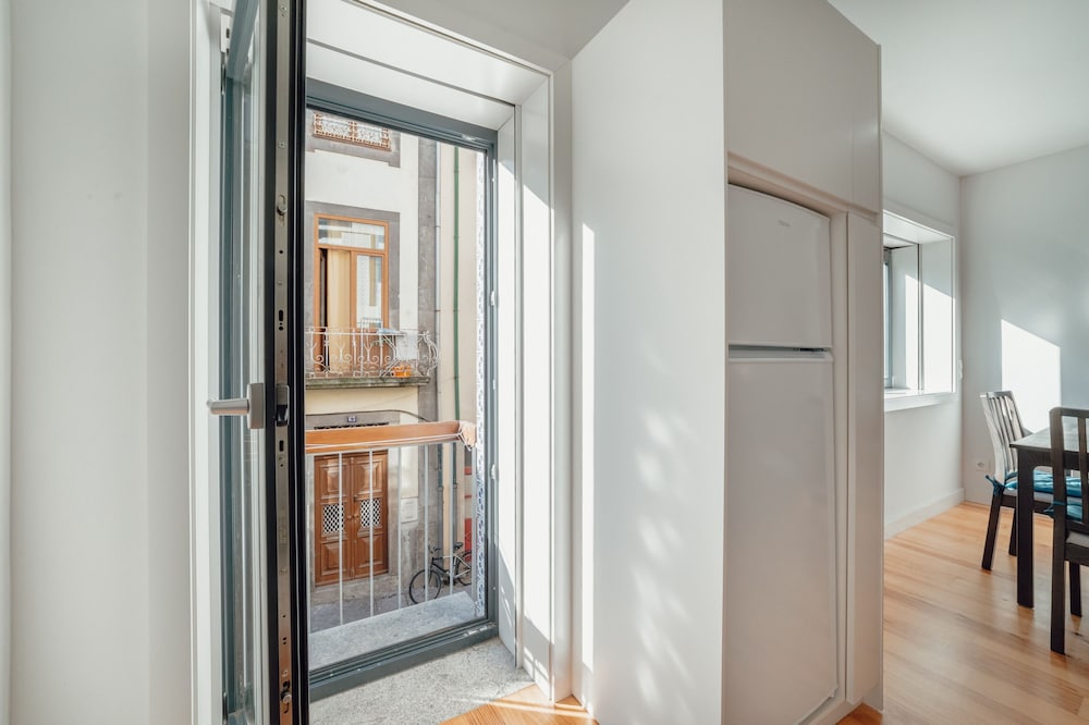 Downtown Sunny Apartment by Vacationy