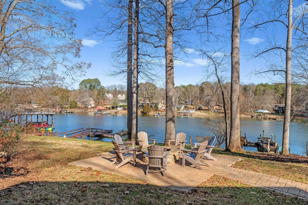 Waking Up Norman Lakefront Getaway, Fire Pit & Lake Views