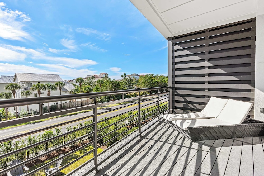 Crest One by Avantstay Rooftop Views, Pool Access, Golf Cart Included