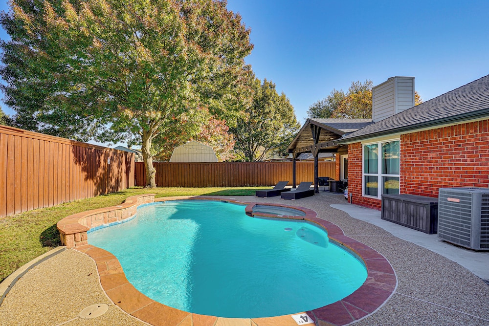 Outdoor Oasis w/ Pool: Grand Prairie Family Home!