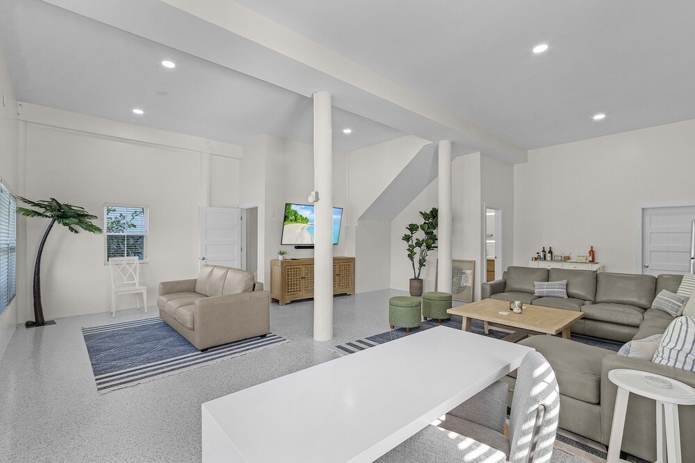 265 Beautiful Canal Front Pool Home 3 Bedroom Home
