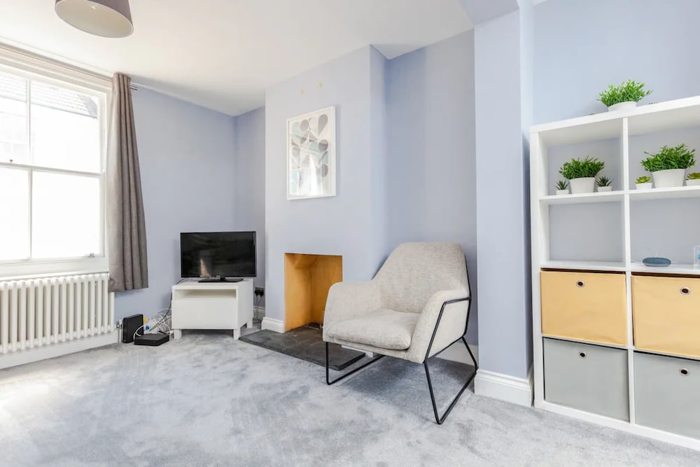 Modern and Stylish 2 Bedroom House in Brighton view 4