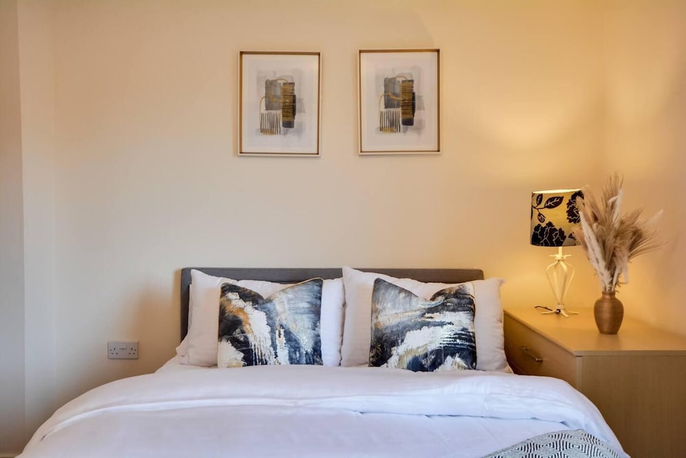 Runcorn - House - Sleeps 6 - Parking - Garden view 3