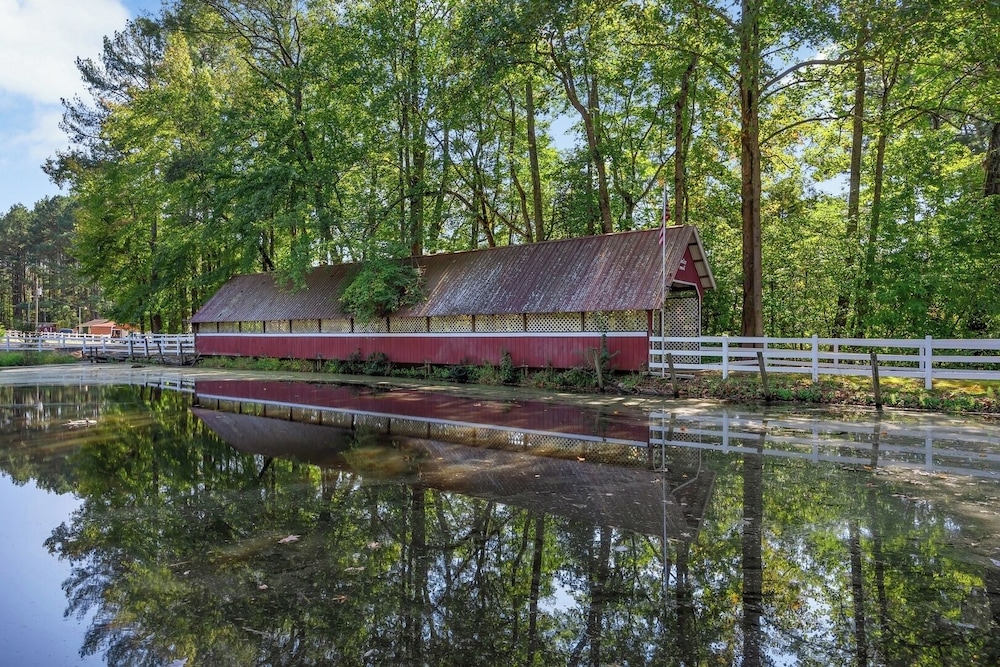 Pet-friendly 3BR Lake House Firepit + Pier
