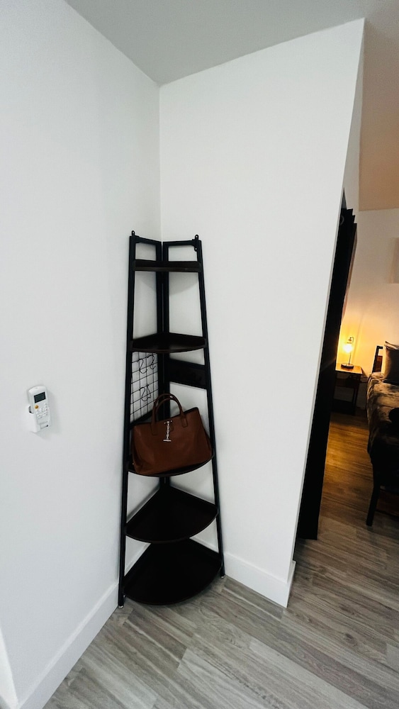 Upper East Side Renovated Studio Free Parking