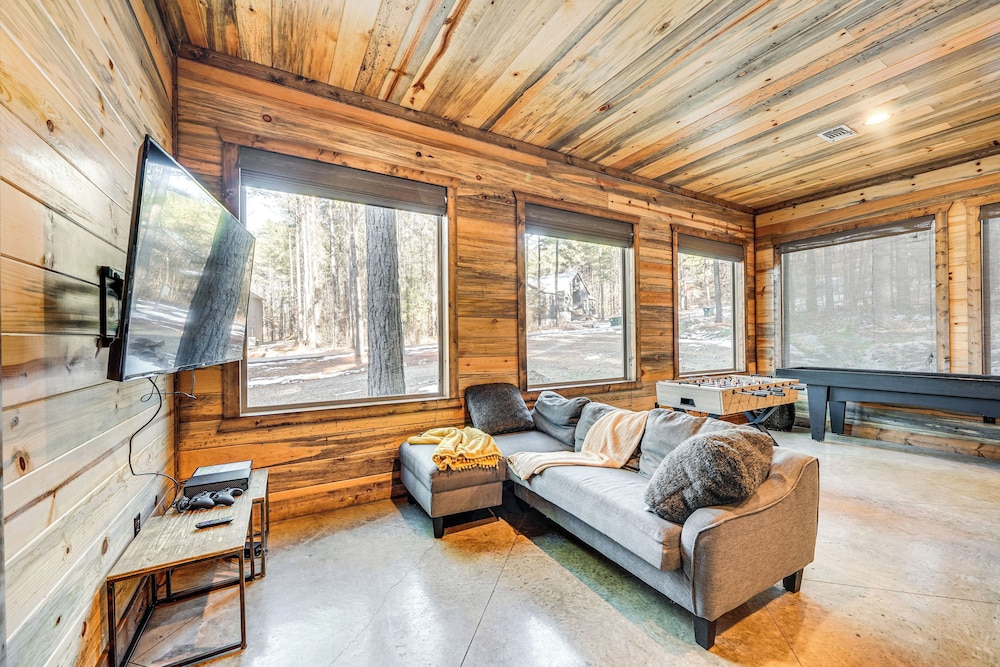 Hot Tub & Game Room: Spacious Cabin in Broken Bow!