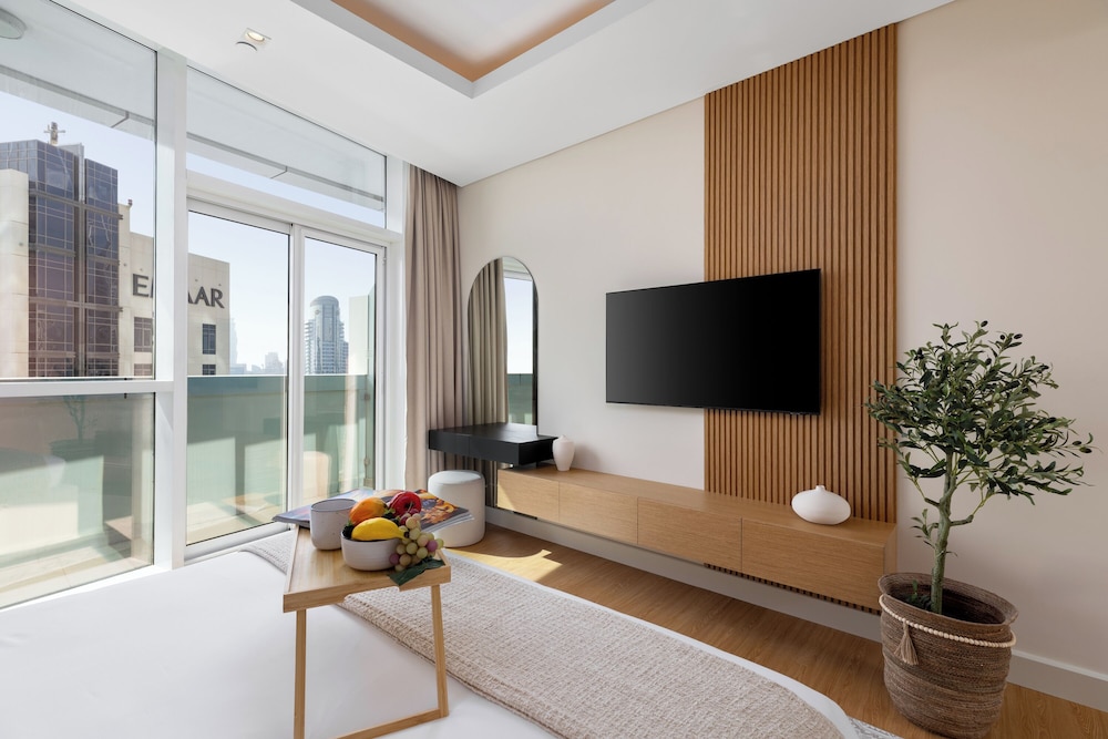 Maison Privee - Dazzling Downtown Retreat w/ Panoramic City Views