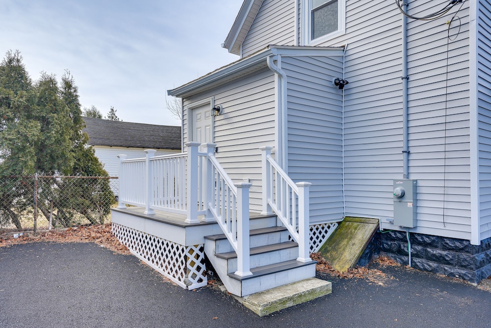 Coastal Lynn Escape w/ Fireplace: 3 Mi to Beaches, photo 15