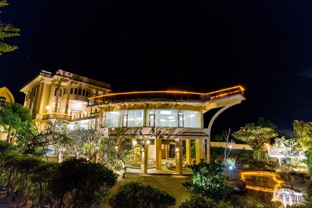 Whales Mountain & Seaview Resort