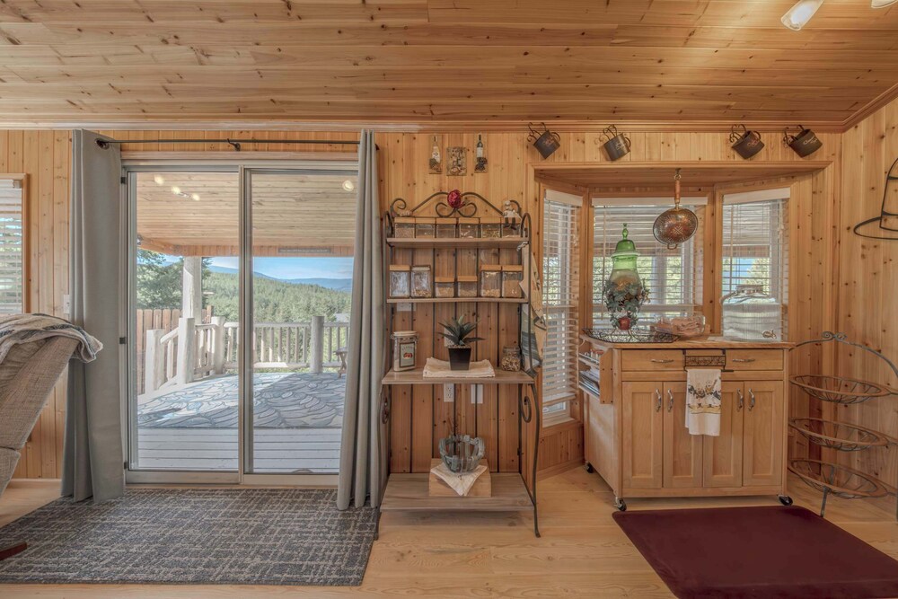 Eagles Nest Cabin Cozy Mountain Retreat for 4