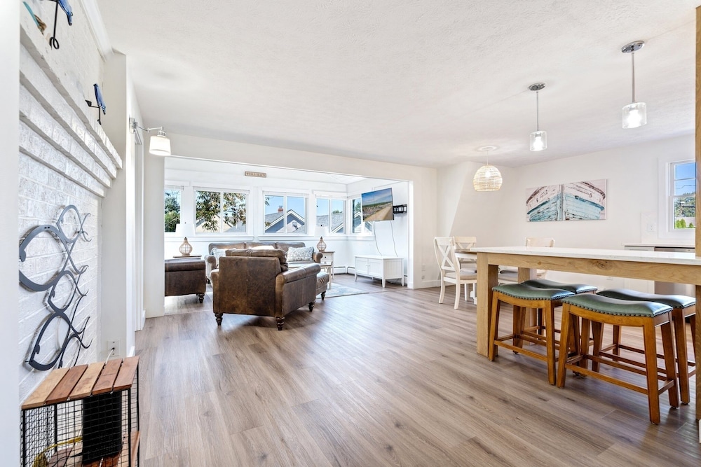Beachwood Getaway Sleeps 10!