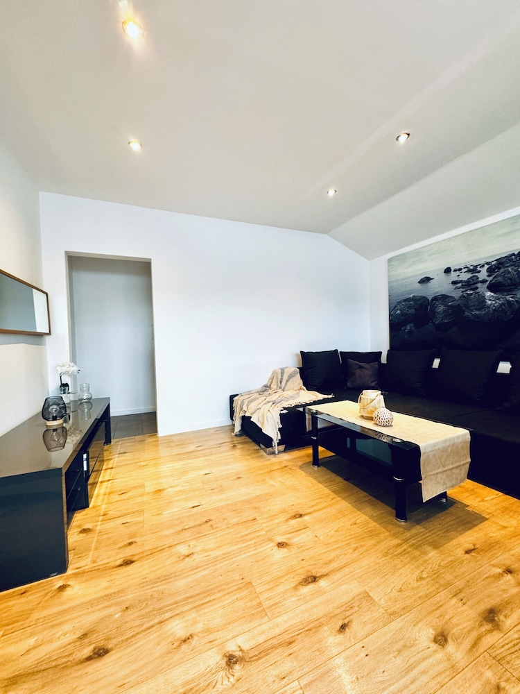 2BR Apt With Balcony Blumengärten