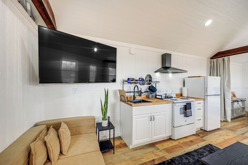 Hike, Hunt & Fish: Pet-friendly Studio in Dilley!