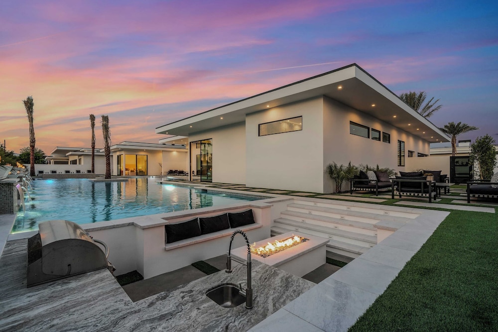 Fine Luxe Retreat w/ Pool & Hot Tub Bravo Villa #15 by Avantstay