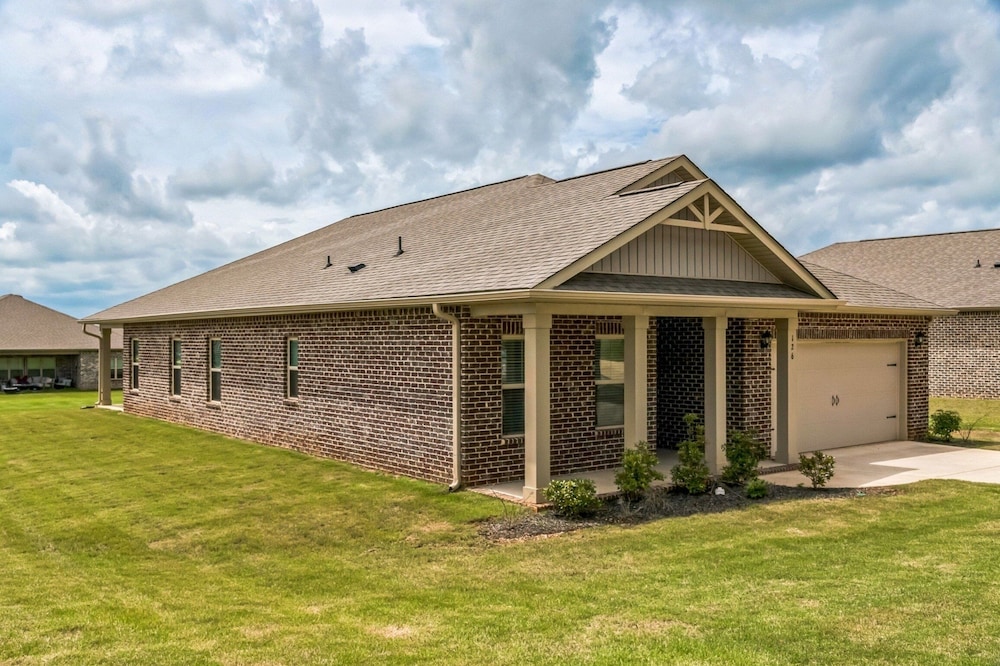 Charming 4br Ranch-style Home Corner Lot 4 Bedroom Home