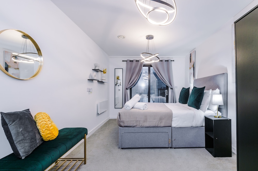 Impeccable 2-bed Apartment in Salford view 3