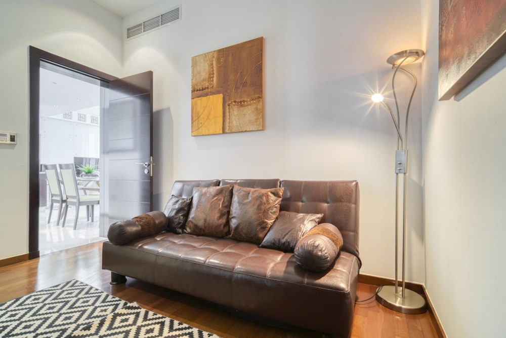 Waterfront Sea View Apt w Wow Factor on The Palm