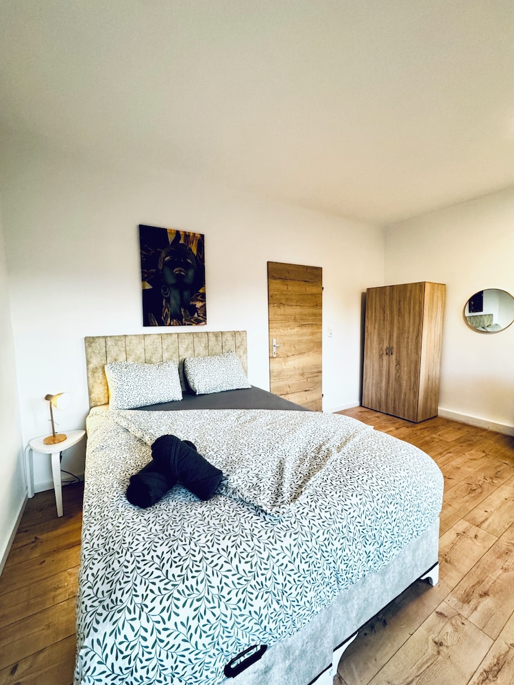 Stylish 3BR Apt Outdoor Space Sleeps 8