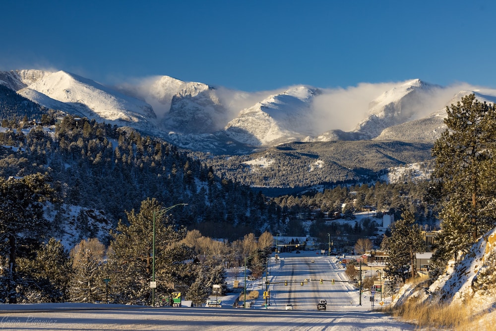 Longs Peak Cabin - Monthly Long-term Vacation Rental 30 Days -- Estes Park 3 Bedroom Cabin by RedAwning - Property Image 13