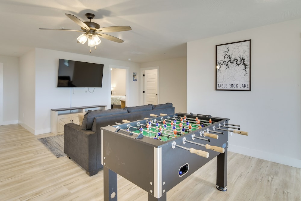 Table Rock Lake View & Games Galore: Family Lodge