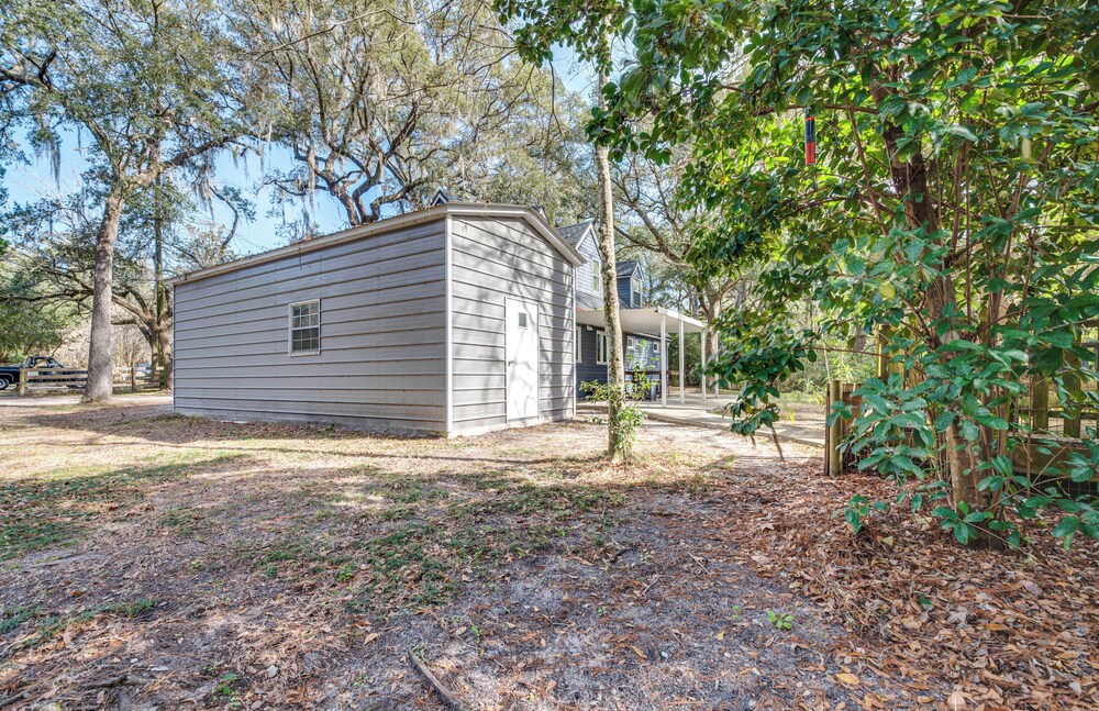4 Mi to UF: Pet-friendly Home w/ Yard & Deck