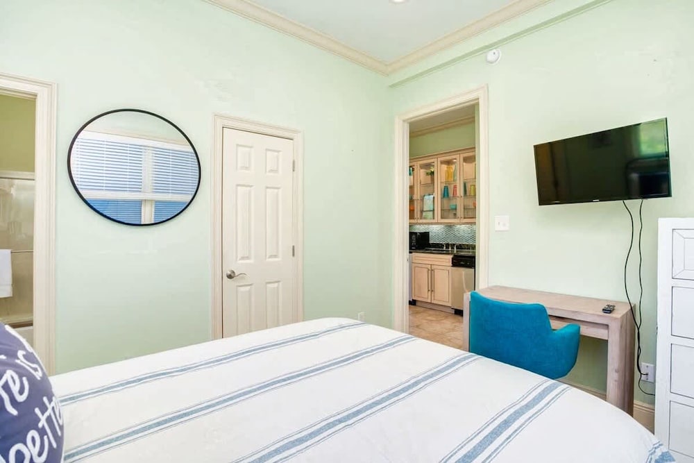 Gulf Shores Escape Walk to Waves Pool Golf Views