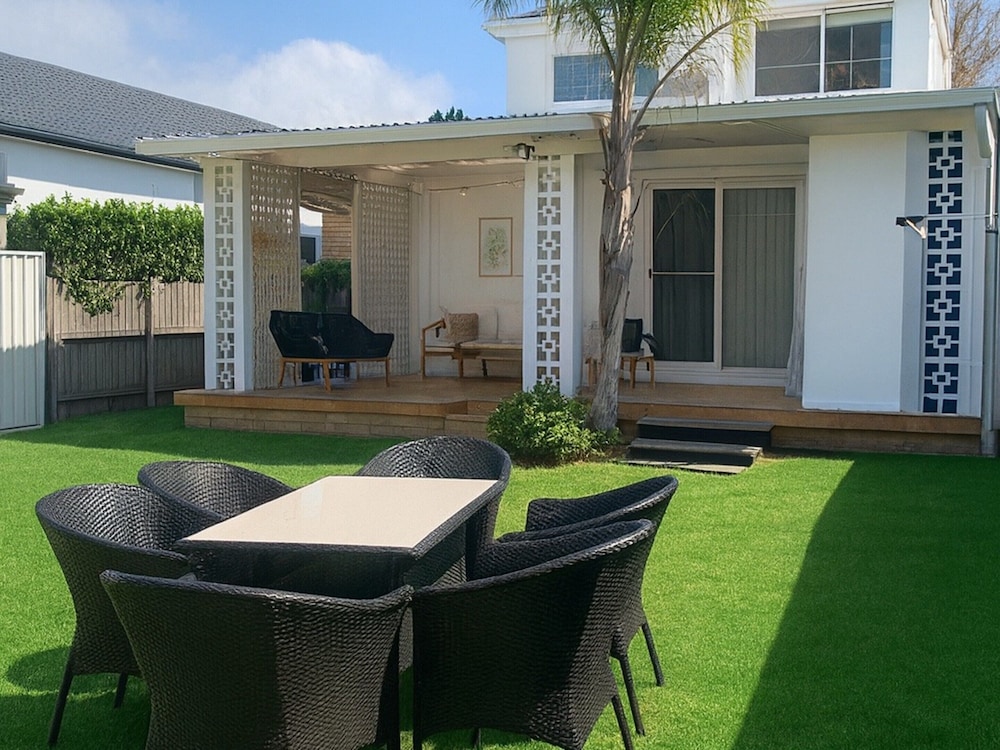 Sunlit Coastal Retreat Close to Cafes and Beach