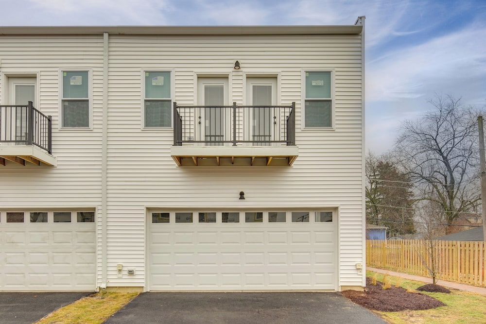 Townhome < 5 Mi to Naperville & Morton Arboretum