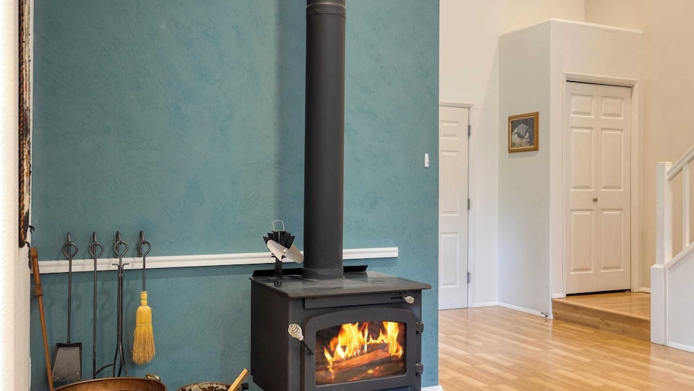 Stylish Forest Getaway on Whidbey Island Near Beaches, Wineries & Trails Cedarview Retreat by Avantstay
