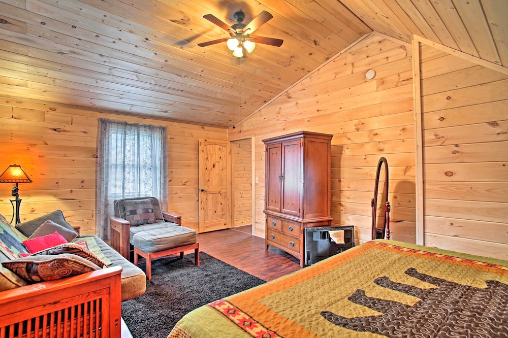 Creekside Cabin w/ Hot Tub in Gatlinburg!