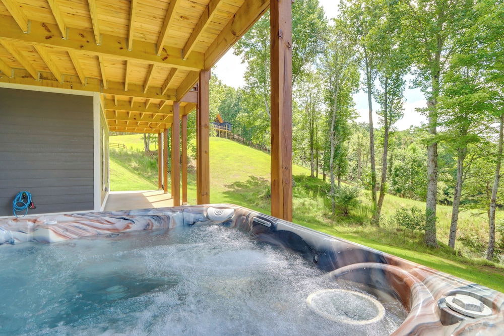 Cozy Blue Ridge Cabin: Game Room & Mountain Views